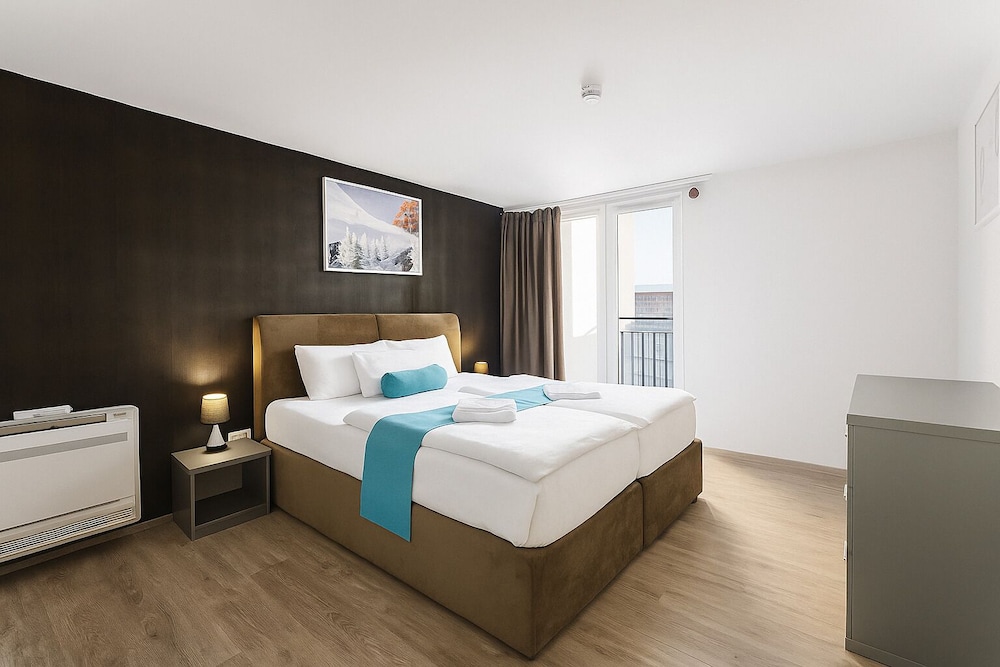 Hotel Mika Downtown