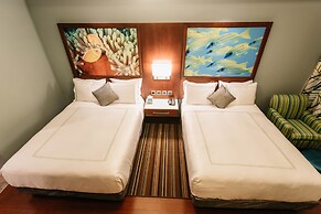 Surfrider Resort Hotel