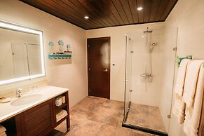 Surfrider Resort Hotel