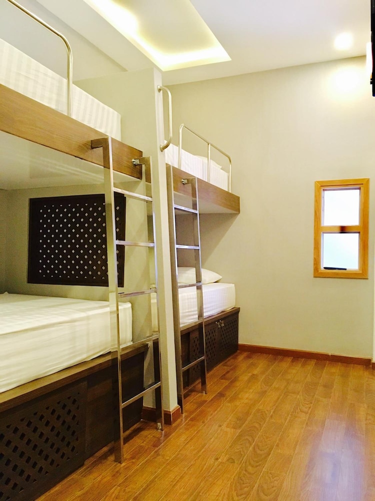 The Alley Hostel & Bistro