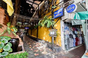 The Alley Hostel & Bistro
