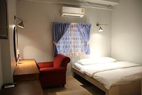 Kinnon Deluxe Hostel Coworking Cafe
