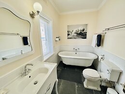 Sunny Cove Manor