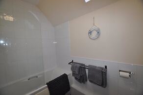 6 Varis Apartments