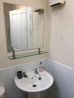 6 Varis Apartments