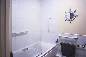 6 Varis Apartments