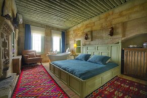 Takaev Cave House