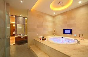 Le Chateau Hotel