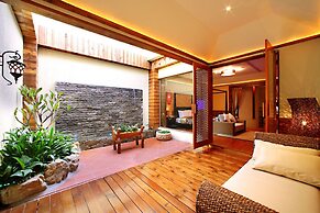 Le Chateau Hotel