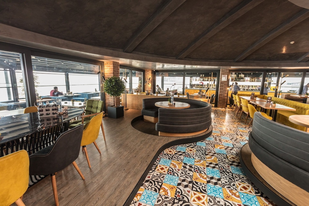 Sinema Hotel