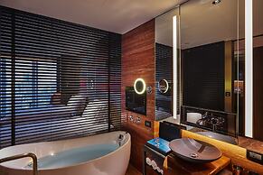 H2O Hotel