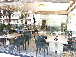 L Plaza Hotel