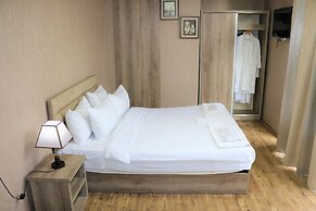 L Plaza Hotel