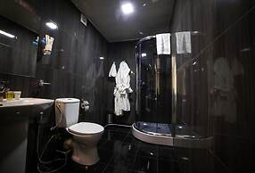 L Plaza Hotel