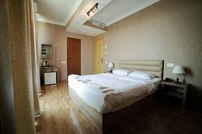 L Plaza Hotel