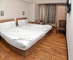 L Plaza Hotel
