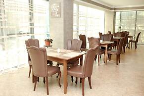 L Plaza Hotel