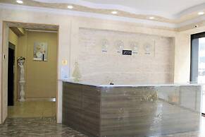 L Plaza Hotel