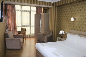 L Plaza Hotel