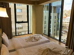 L Plaza Hotel