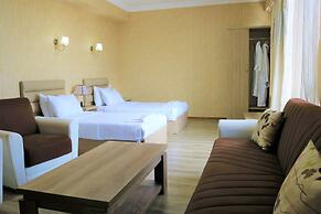 L Plaza Hotel