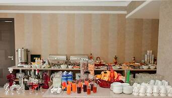 L Plaza Hotel