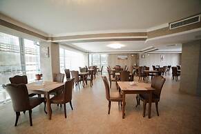 L Plaza Hotel