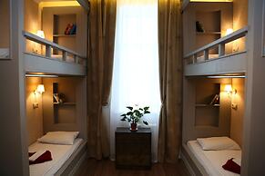 Mini hotel Artist on Baumanskaya - Hostel