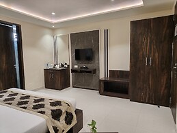 Pinnacle by Click Hotels, Lucknow