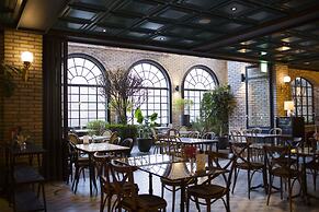 9 Brick Hotel
