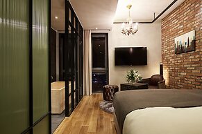 9 Brick Hotel