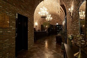 9 Brick Hotel