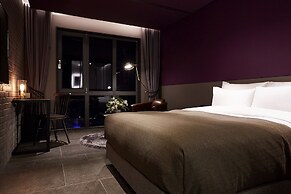 9 Brick Hotel