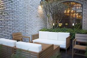 9 Brick Hotel