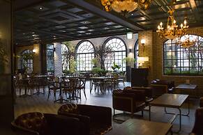 9 Brick Hotel