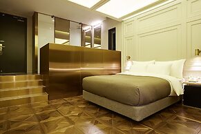 9 Brick Hotel