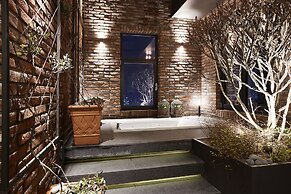 9 Brick Hotel
