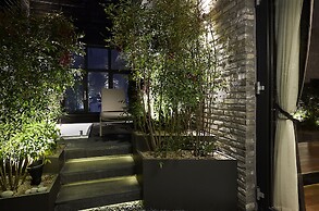 9 Brick Hotel