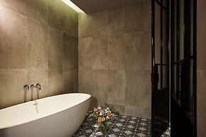 9 Brick Hotel