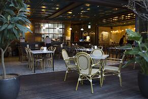 9 Brick Hotel