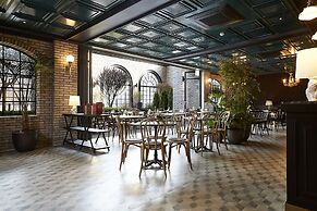 9 Brick Hotel