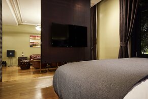 9 Brick Hotel