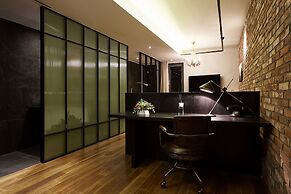 9 Brick Hotel