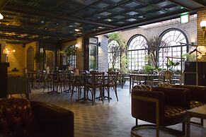 9 Brick Hotel