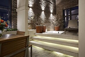 9 Brick Hotel