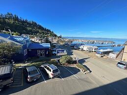 Curley's Resort & Dive Center