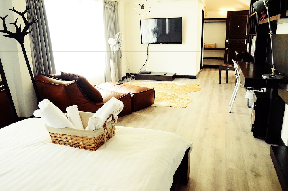 Early Bird Bed & Breakfast - Adults Only