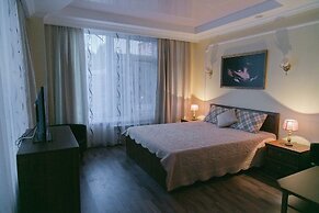 Yunost Hotel