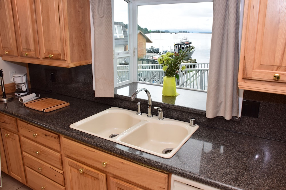 Longliner Lodge and Suites