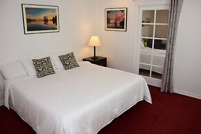 Longliner Lodge and Suites